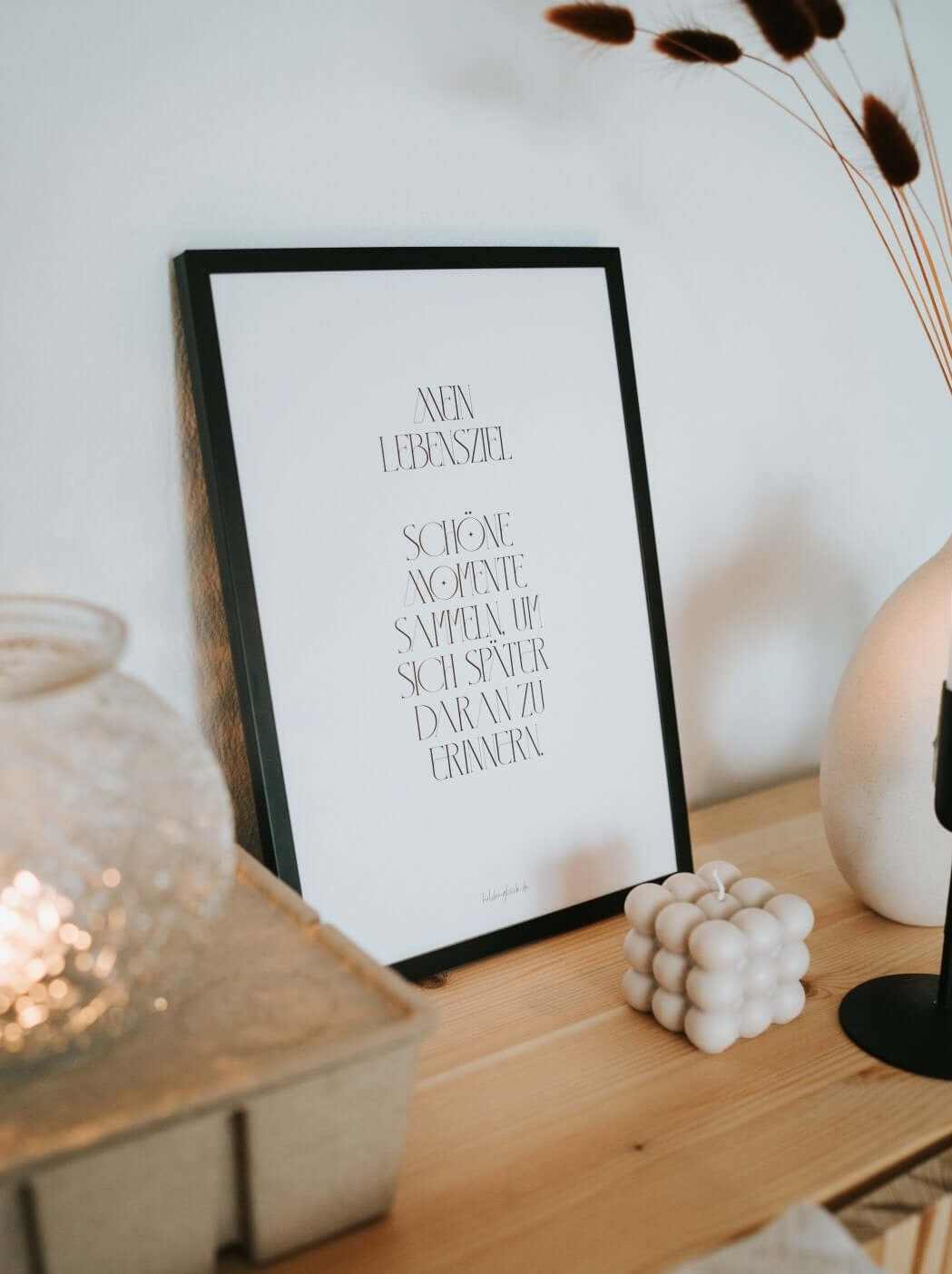 Poster „Schöne Momente sammeln“ mit inspirierendem Lebensmotto in modernem Schwarz-Weiß-Design auf nachhaltigem DIN A4 Papier