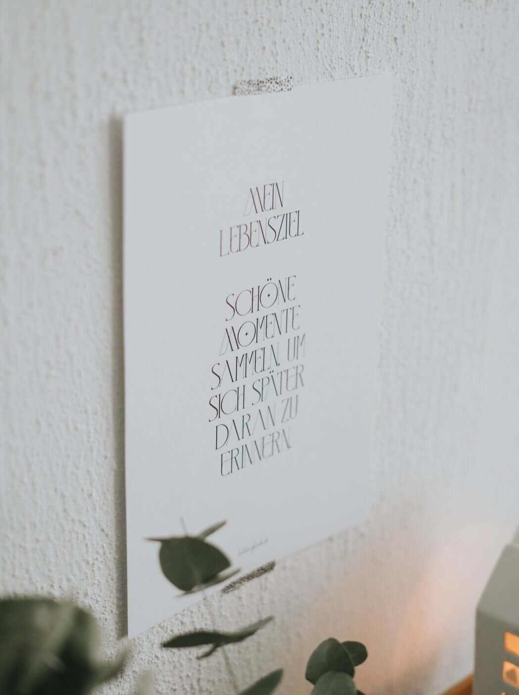 Poster „Schöne Momente sammeln“ mit inspirierendem Lebensmotto in modernem Schwarz-Weiß-Design auf nachhaltigem DIN A4 Papier