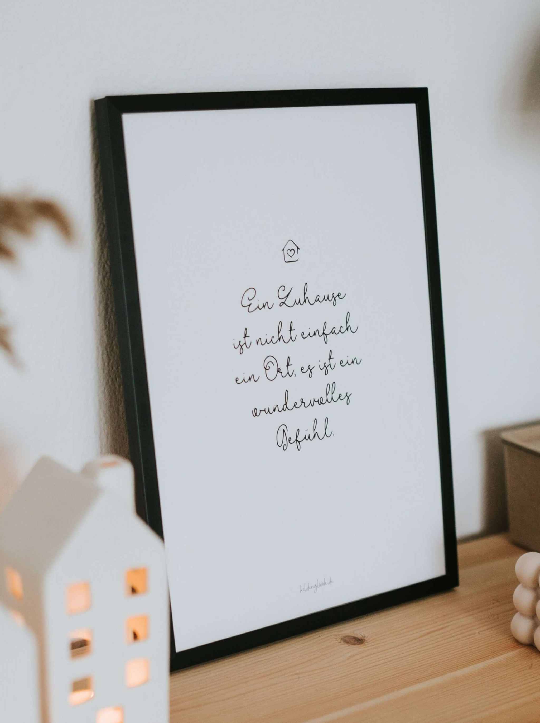 Schwarz-Weiß Poster „Zuhause ist ein Gefühl“ mit emotionalem Spruch auf DIN A4 nachhaltigem Papier