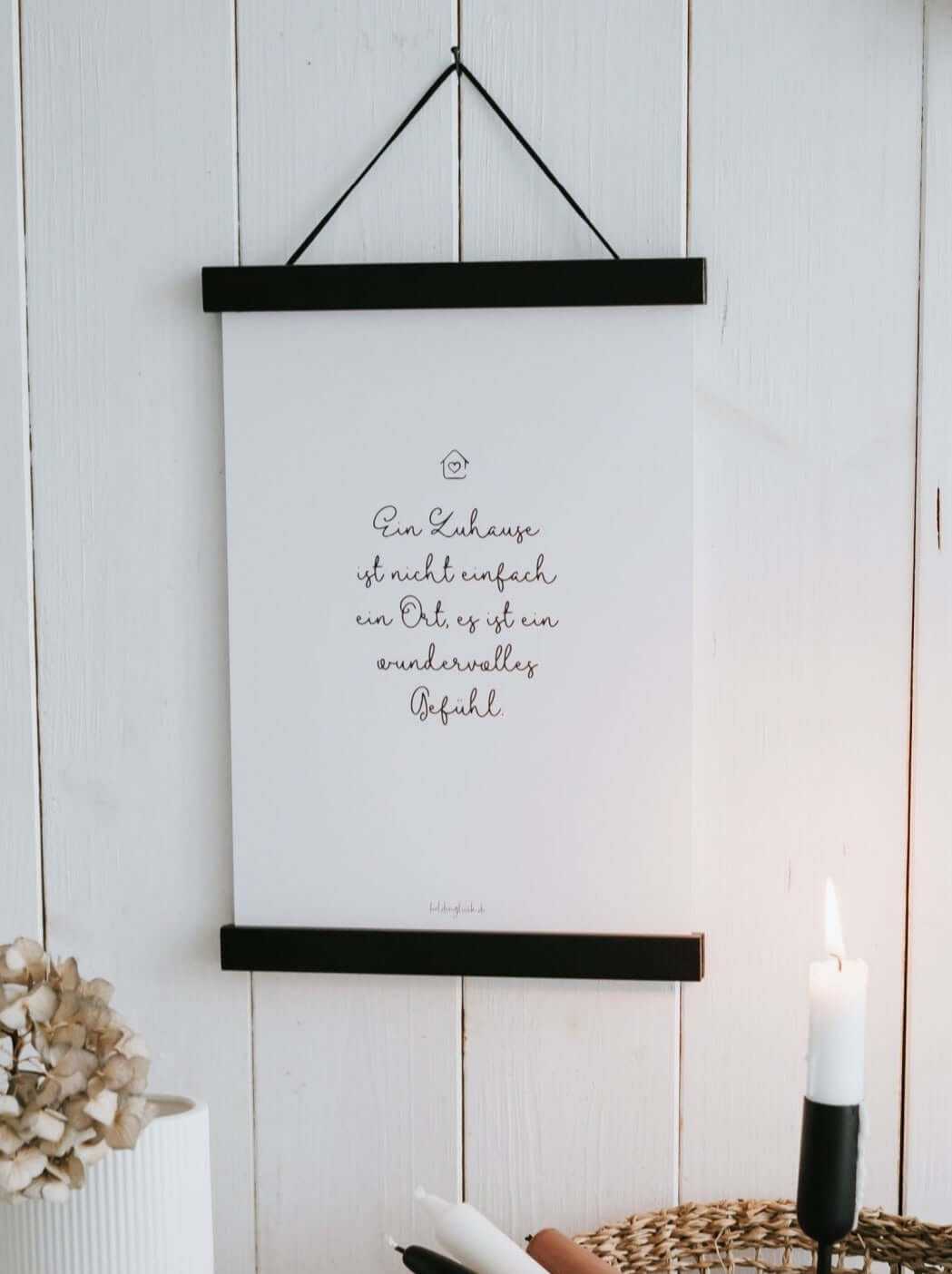 Poster Zuhause ist ein Gefühl mit schwarzem Text auf weißem DIN A4 Papier, modern und nachhaltig gestaltet