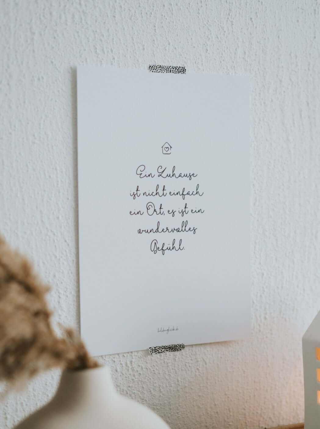 Poster Zuhause ist ein Gefühl mit schwarzem Text auf weißem DIN A4 Papier, nachhaltiges Geschenk für Zuhause und Geborgenheit