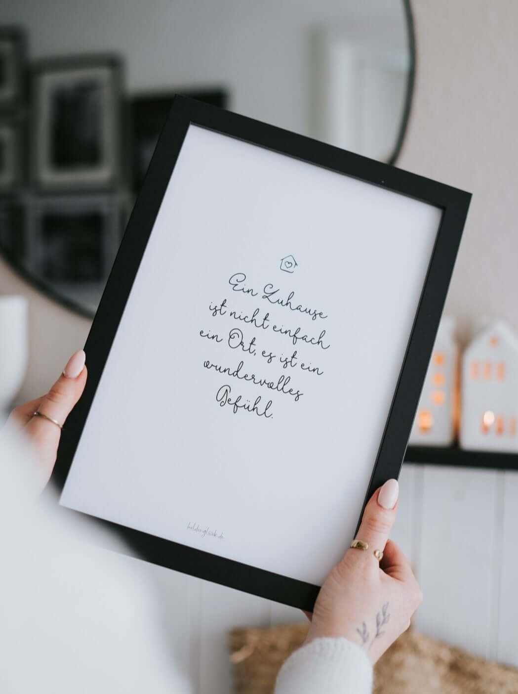 Schwarz-weißes DIN A4 Poster mit dem Spruch „Zuhause ist ein Gefühl“, nachhaltig produziert und als Geschenkidee