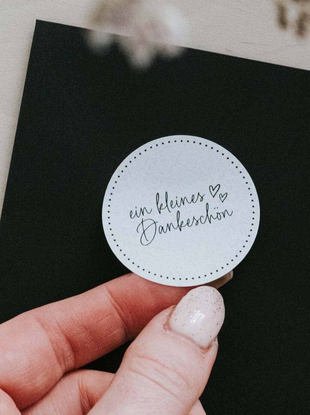 Weißer Dankeschön Aufkleber mit herzlichem Spruch für Geschenkverpackungen und Karten, 4 cm Durchmesser