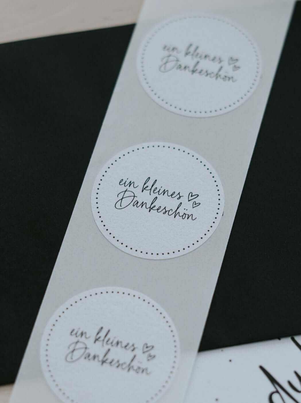 Weißer Dankeschön Aufkleber mit Schriftzug "Ein kleines Dankeschön", 4 cm Durchmesser, ideal für Geschenkverpackungen und Karten