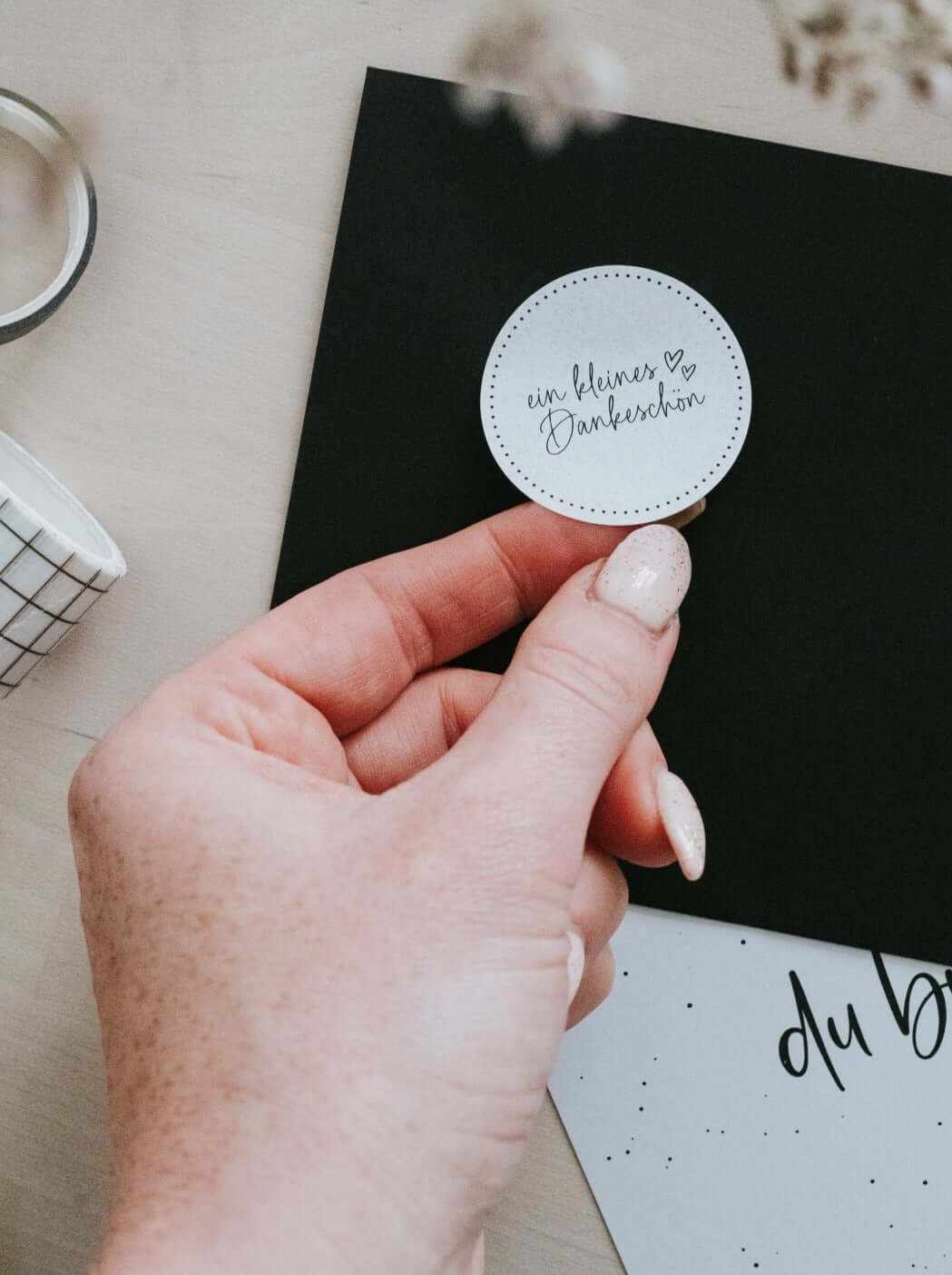 Weißer Dankeschön Aufkleber mit Text "Ein kleines Dankeschön" zum Verzieren von Geschenken und Karten