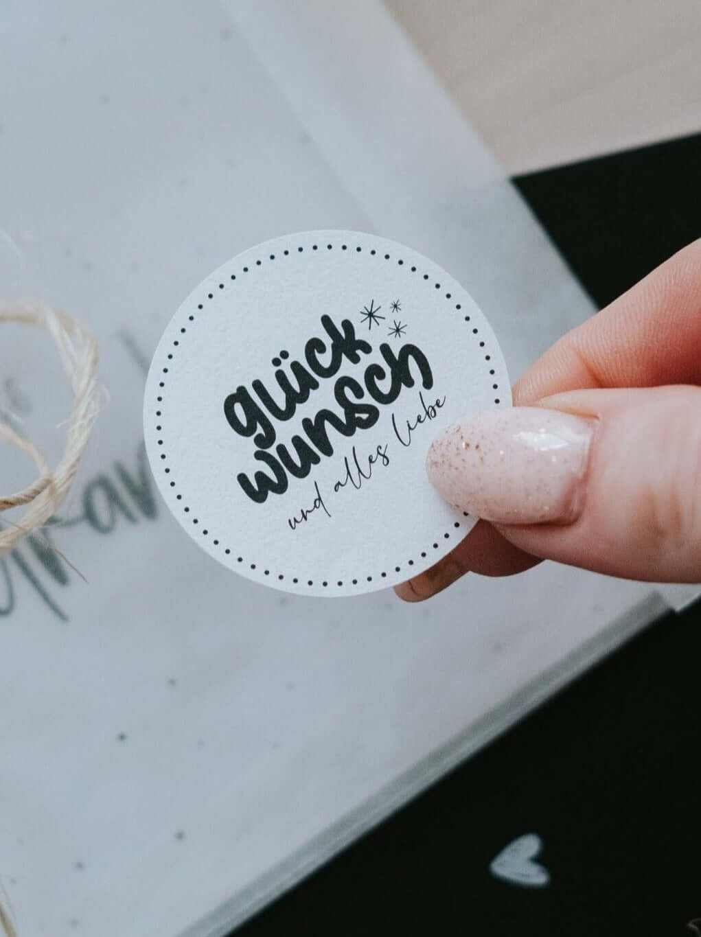 Runder weißer Aufkleber mit Schriftzug „Glückwunsch und alles Liebe“ ideal für Geschenke und Karten