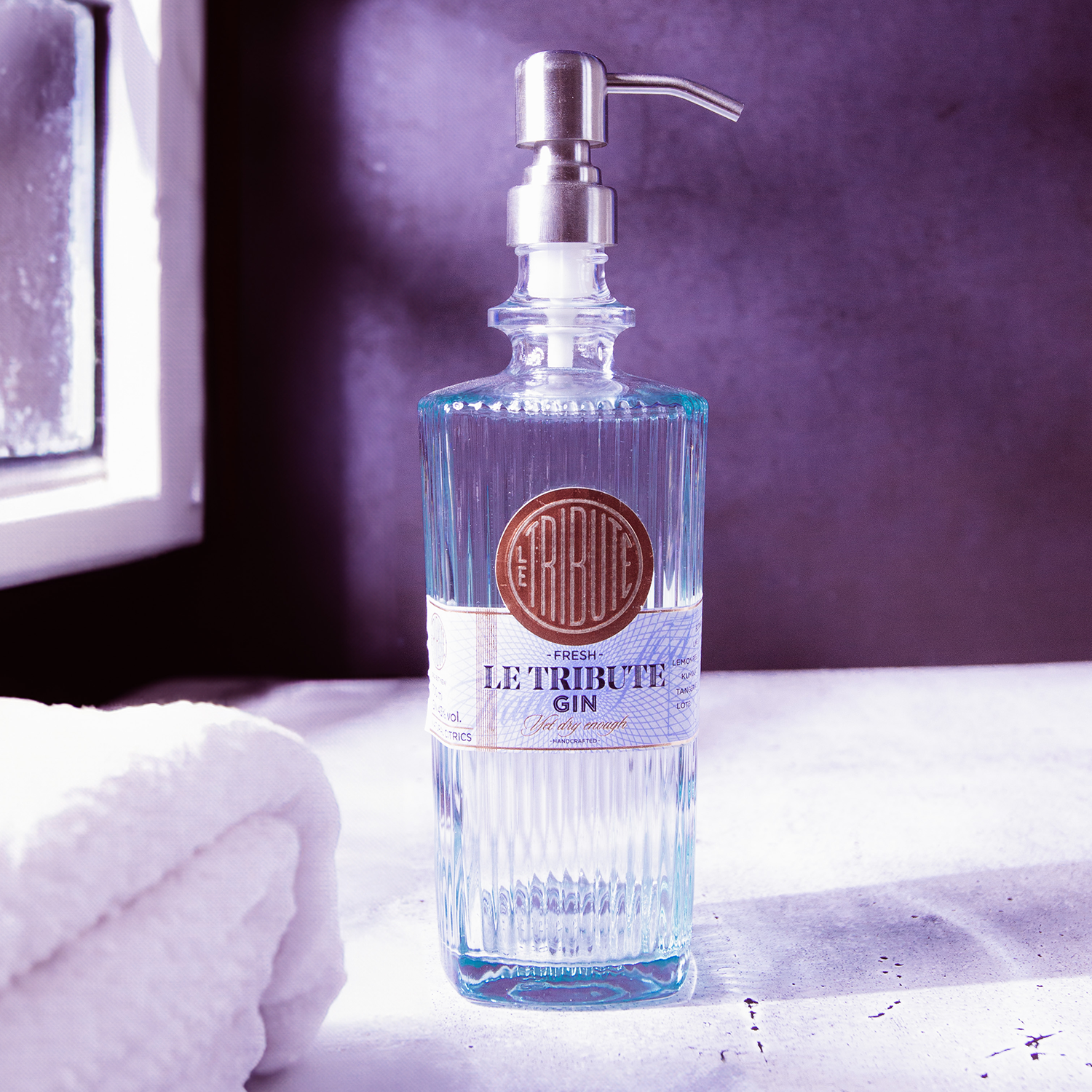 Le Tribute Gin Seifenspender aus upgecycleter Glasflasche mit matt schwarzem oder gebürstetem silbernem Pumpkopf