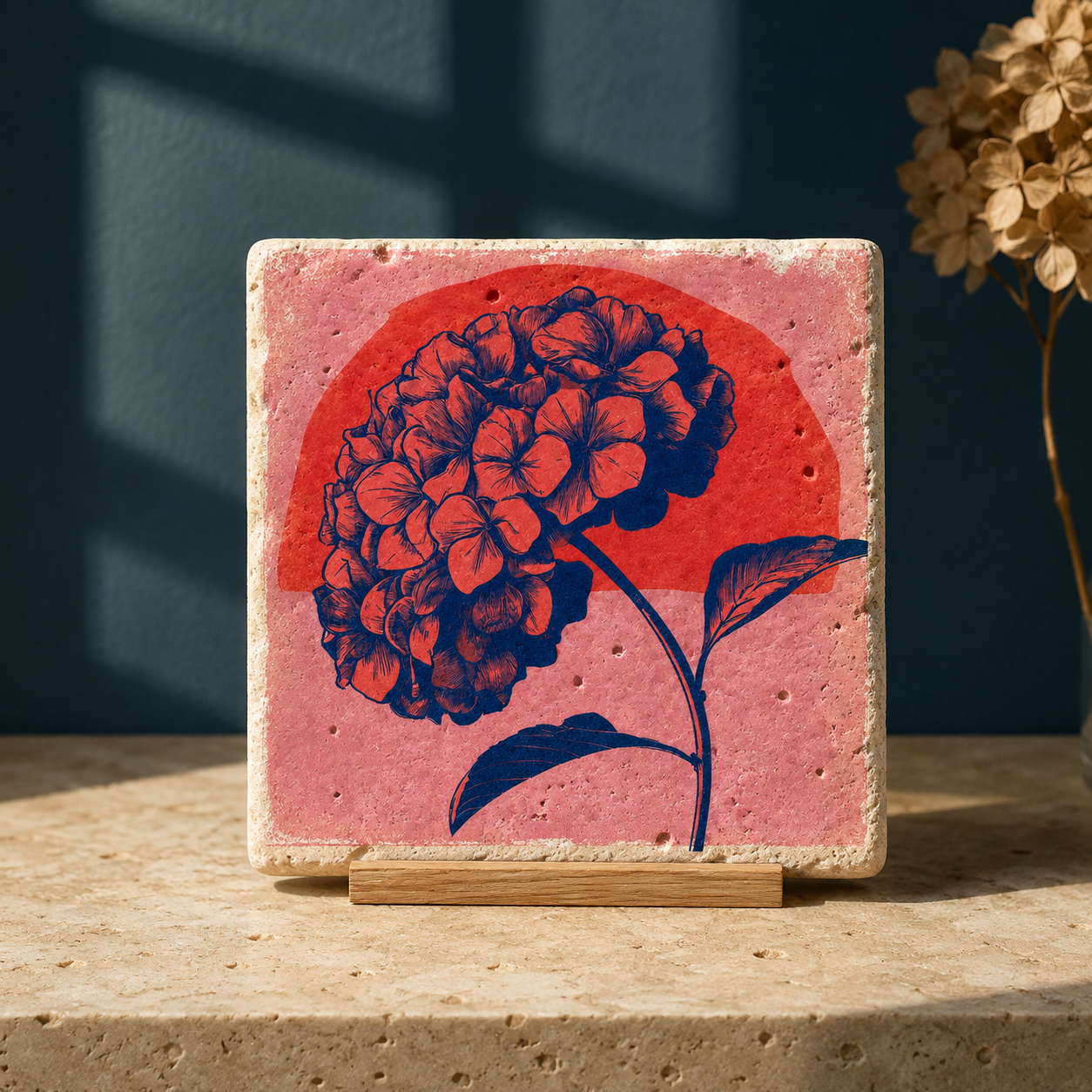 Travertin-Kunstwerk mit korallrosa Hortensie und dunkelblauen Konturen auf einem Holzständer vor dunklem Hintergrund