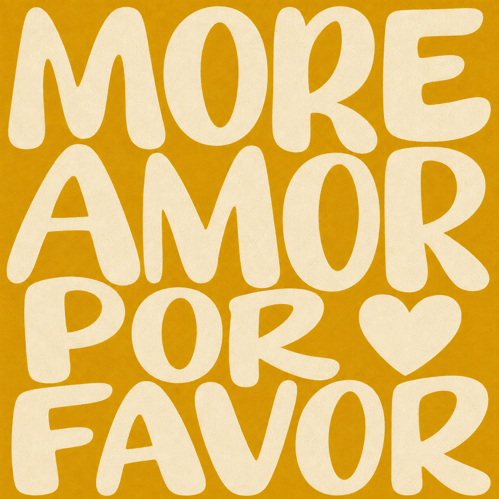 Cremefarbener Schriftzug „More Amor Por Favor“ mit Herz auf senfgelbem Hintergrund.