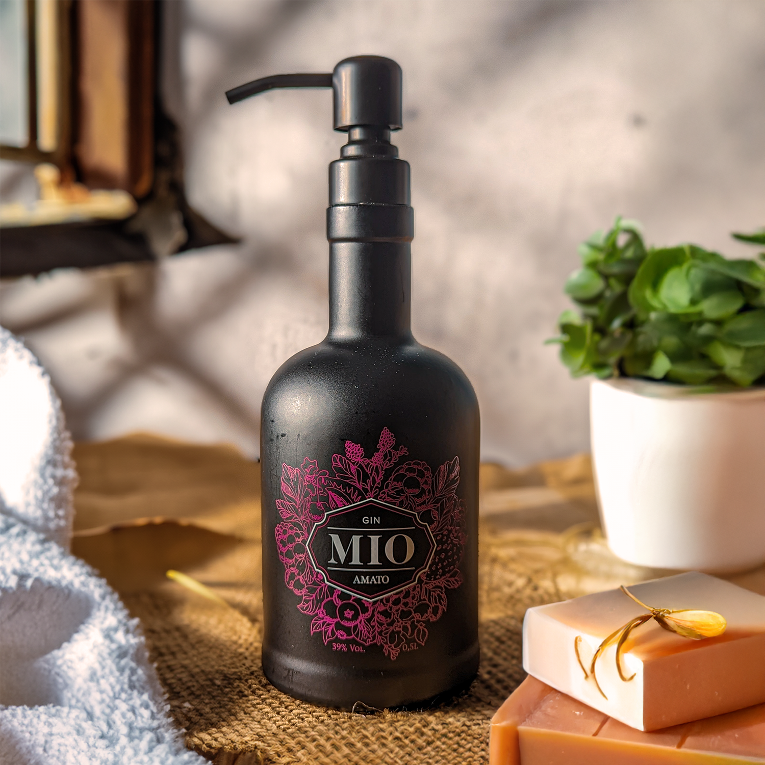 Gin MIO Amato Upcycling-Seifenspender aus recycelter Ginflasche mit Metallpumpe in Schwarz oder Silber