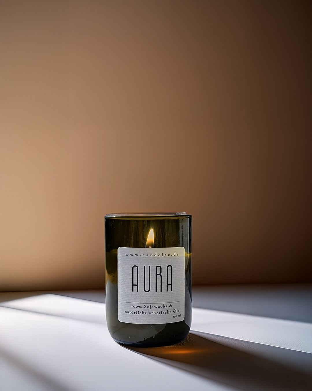 AURA Duftkerze von Candelae – handgegossen aus nachhaltigem Sojawachs in recycelter Weinflasche, mit ätherischen Ölen von Lavendel, Ylang Ylang, Bergamotte, Rosmarin und Zedernholz für eine entspannte Atmosphäre.