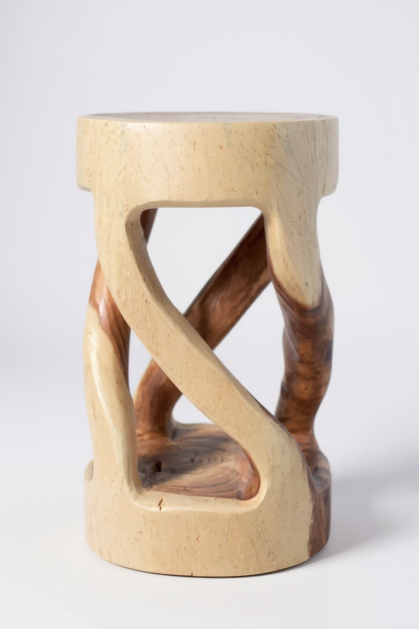 FaHome Holzhocker/Beistelltisch aus massivem Suarholz, handgefertigtes Unikat mit verschlungenen Streben; Studio-Frontansicht, 50 × 28 × 28 cm – Candelae Collab.