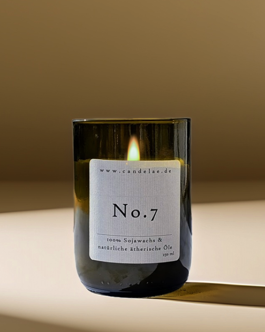 Candelae Duftkerze „No.7“ – brennend, 250 ml Sojawachs im grünen Glas aus recycelter Weinflasche, mit natürlichen ätherischen Ölen; vegan, handgemacht.