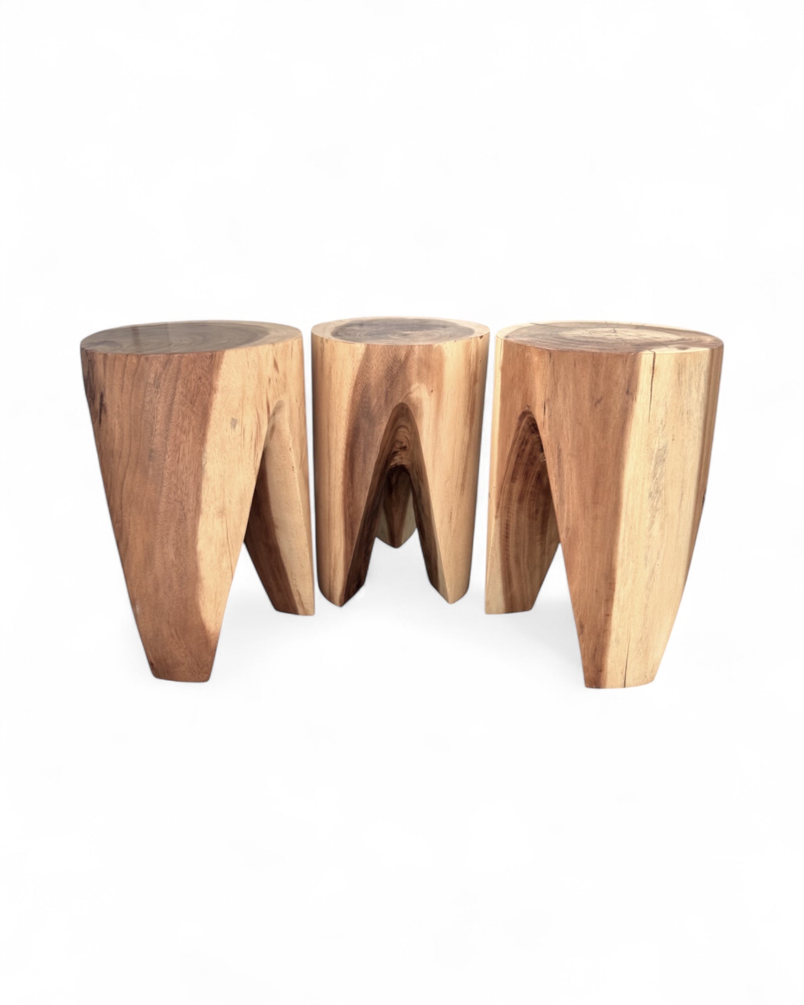 Drei FaHome „Arc“ Beistelltische/Hocker aus massivem Teakholz, 45 × 30 cm – Gruppenansicht mit charakteristischer Bogenöffnung und natürlicher Holzmaserung, Candelae Collab