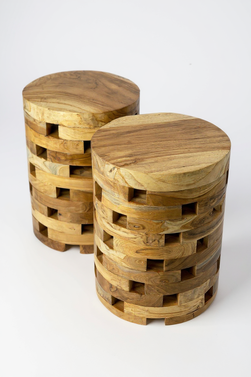 Zwei runde Teakholz-Beistelltische „Blockwerk“ im Laminated-Block-Design (je 50 × 35 × 35 cm), handgefertigt; Paaransicht schräg, Freisteller auf weißem Hintergrund.