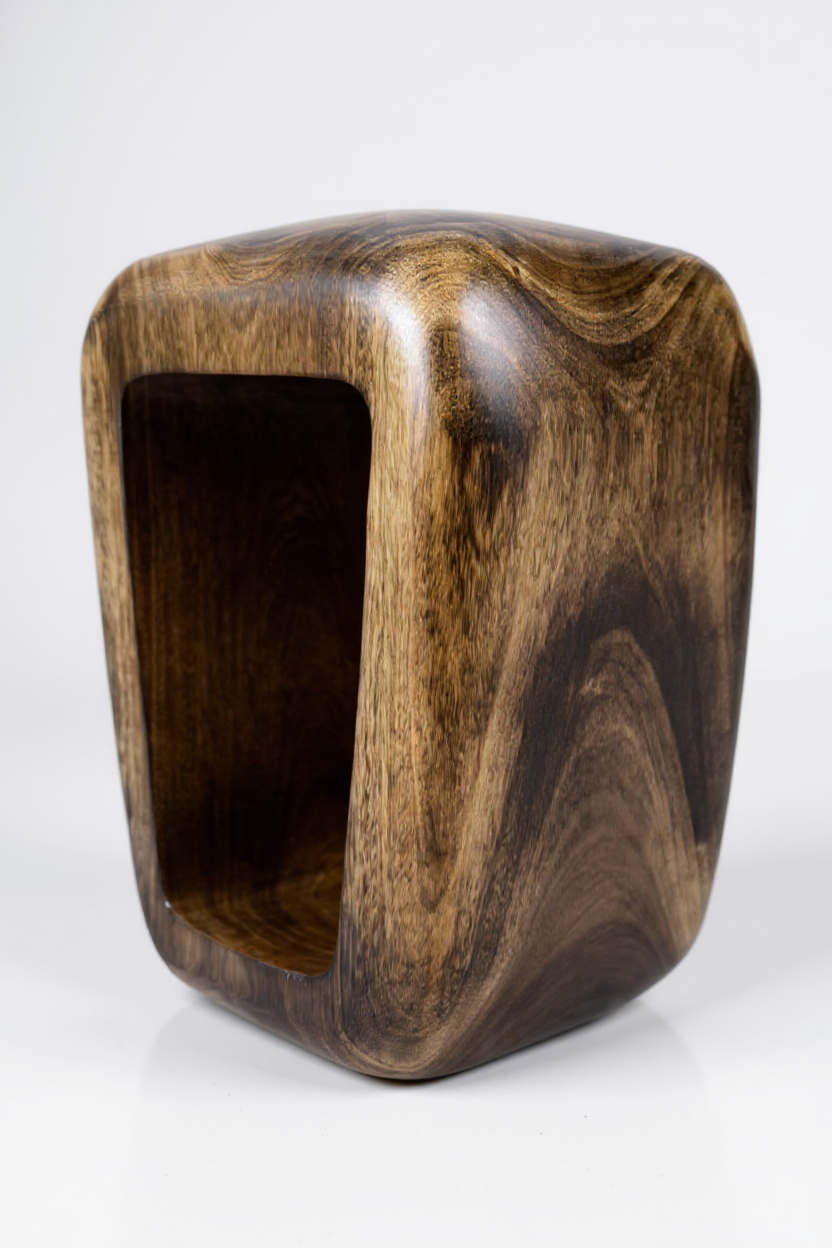 FaHome „Frame“ – Beistelltisch/Holzhocker aus massivem Suarholz (50 × 30 × 40 cm), schräge Ansicht mit weichen Rundungen und offener Rechteck-Öffnung, Freisteller.