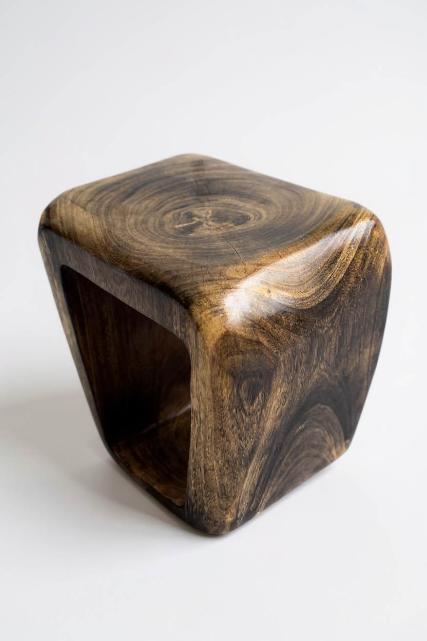 FaHome „Frame“ – Beistelltisch/Holzhocker aus Suarholz, 50 × 30 × 40 cm, Freisteller in Schräglage mit organischen Rundungen, dunkler Ringmaserung und rechteckiger Öffnung.