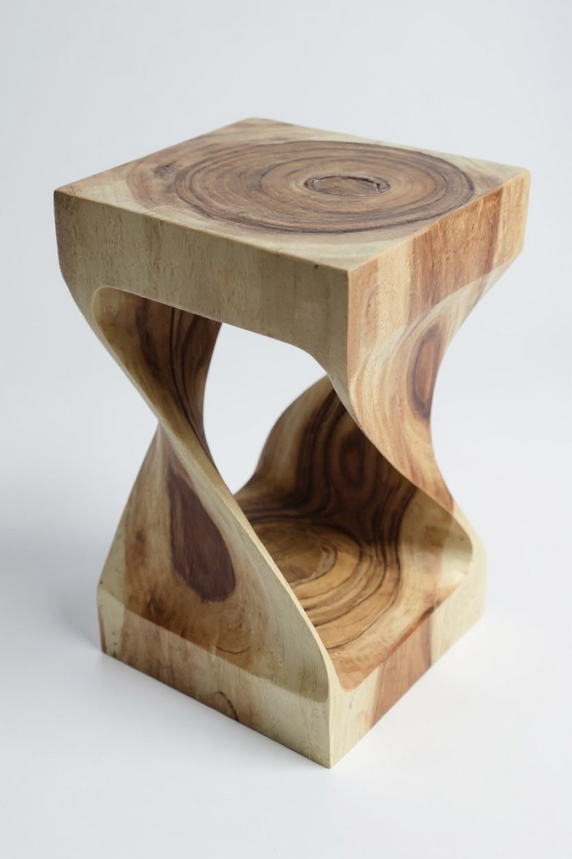 FaHome „Twist“ Beistelltisch/Hocker aus Samanholz (50×28×28 cm), handgefertigt – organische Drehform, freigestellt mit sichtbarer Maserung.