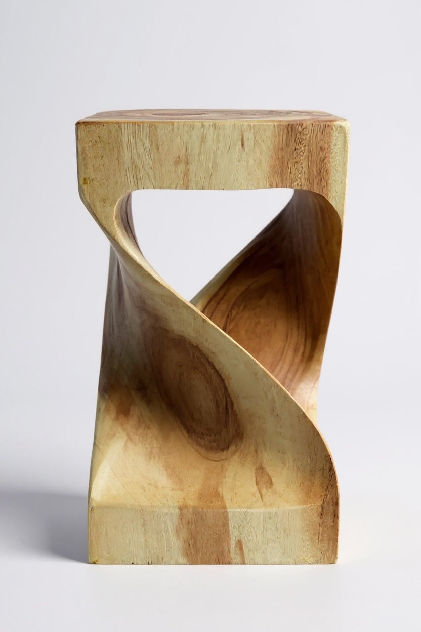 FaHome „Twist“ Beistelltisch/Hocker aus Samanholz (50×28×28 cm), handgefertigt – frontale Ansicht, organisch verdrehte Form, freigestellt mit sichtbarer Maserung.