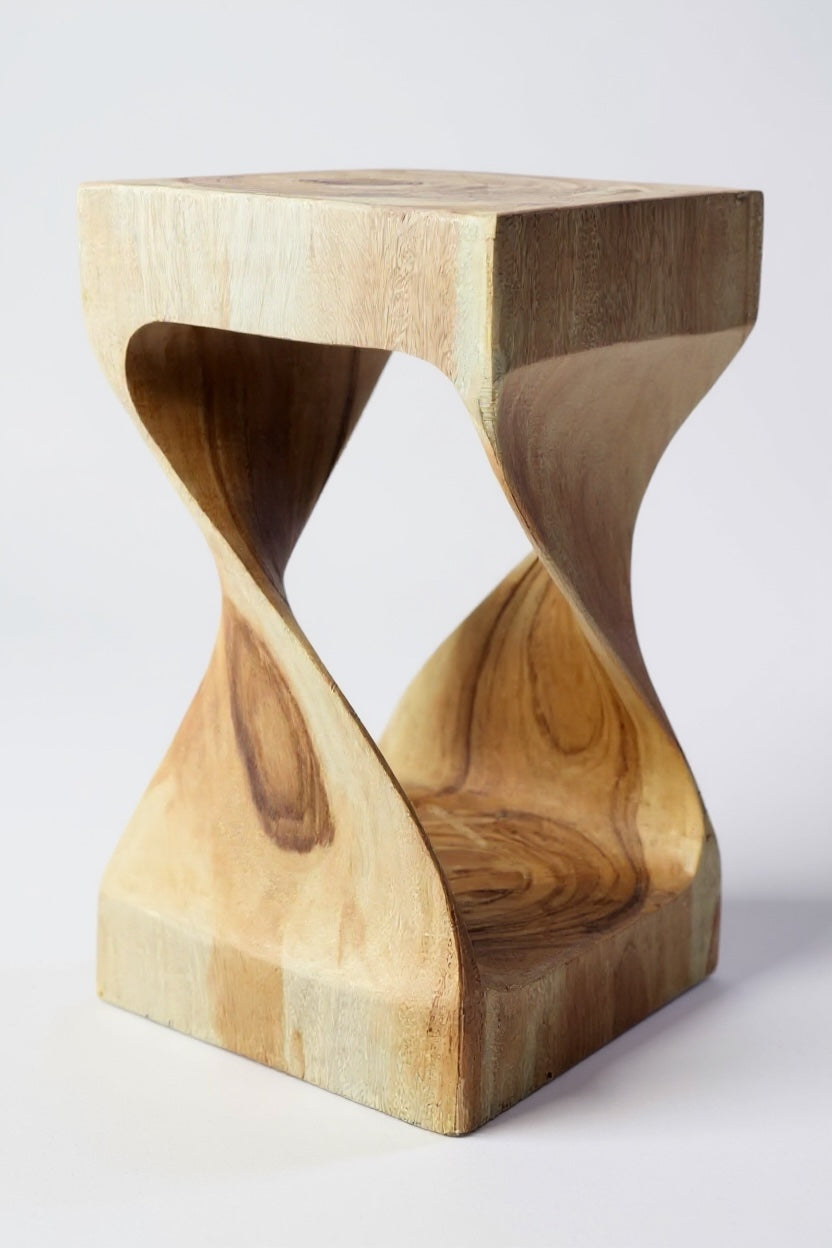 FaHome „Twist“ Beistelltisch/Hocker aus Samanholz (50×28×28 cm), handgefertigt – organische Drehform, seitliche Ansicht, freigestellt mit sichtbarer Maserung.