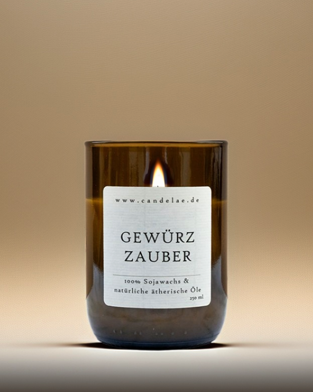 Candelae „Gewürzzauber“ – winterliche Sojawachs-Duftkerze mit natürlichen ätherischen Ölen (Orange, Zitrone, Nelke) im upgecycelten Weinflaschen-Glas, 250 ml.