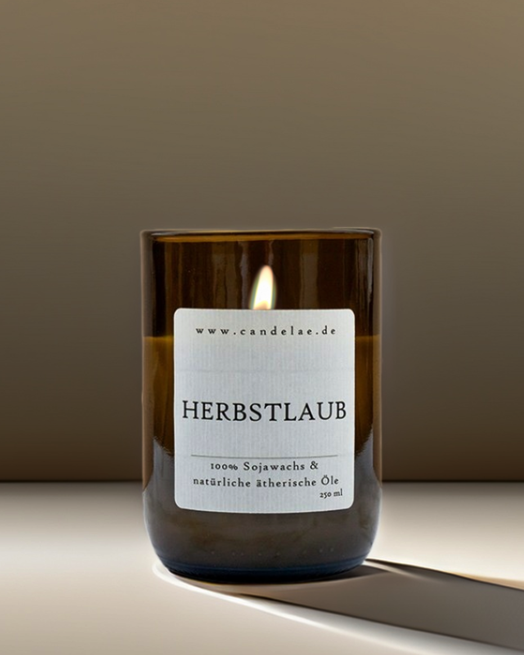 Candelae „Herbstlaub“ – herbstliche Sojawachs-Duftkerze mit natürlichen ätherischen Ölen im upgecycelten Weinflaschen-Glas (250 ml); warm-erdiger Duft für gemütliche Abende.