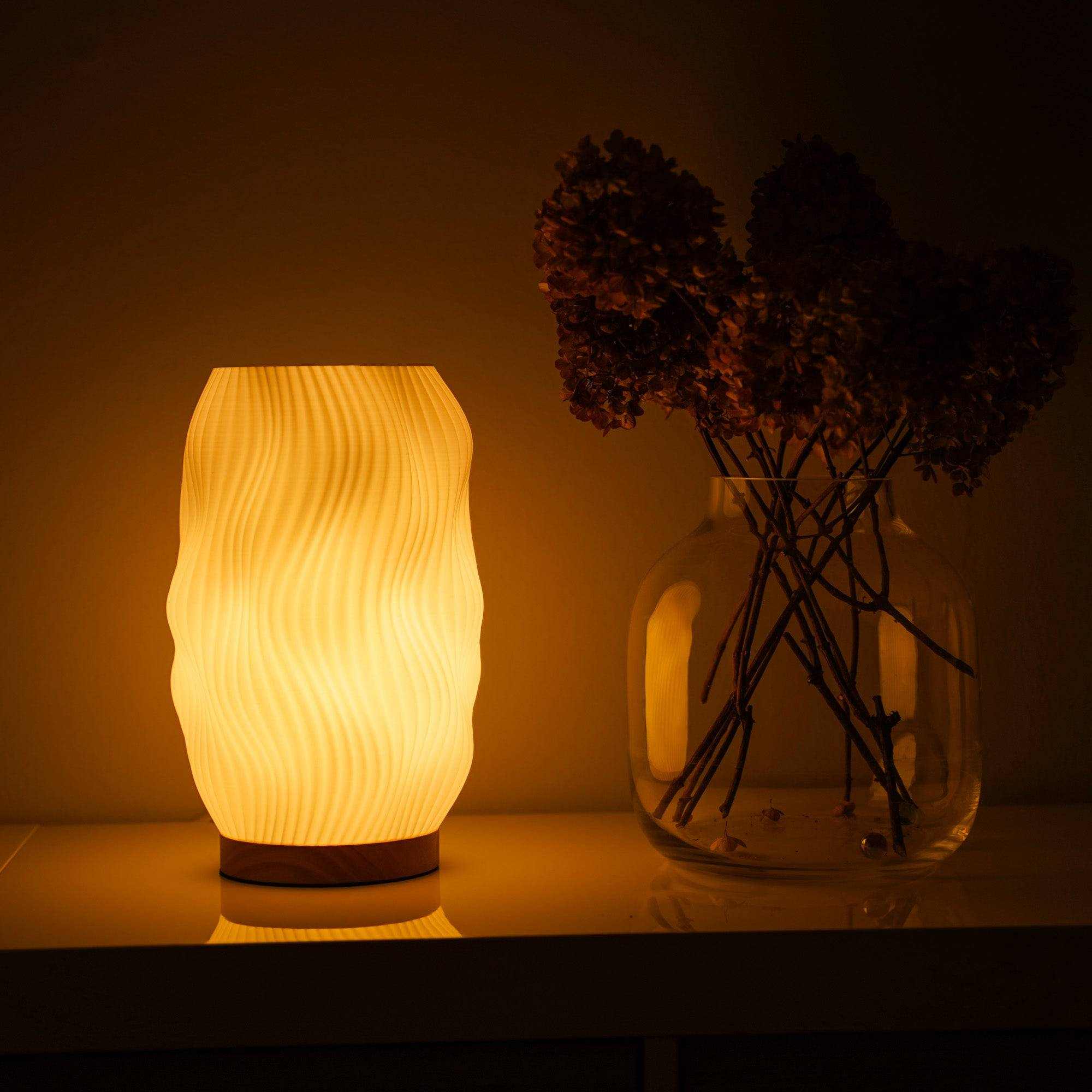 3D-gedruckte Lamellen-Tischlampe Moonou Flow mit dimmbarem warmem Licht und Eichenholz-Sockel