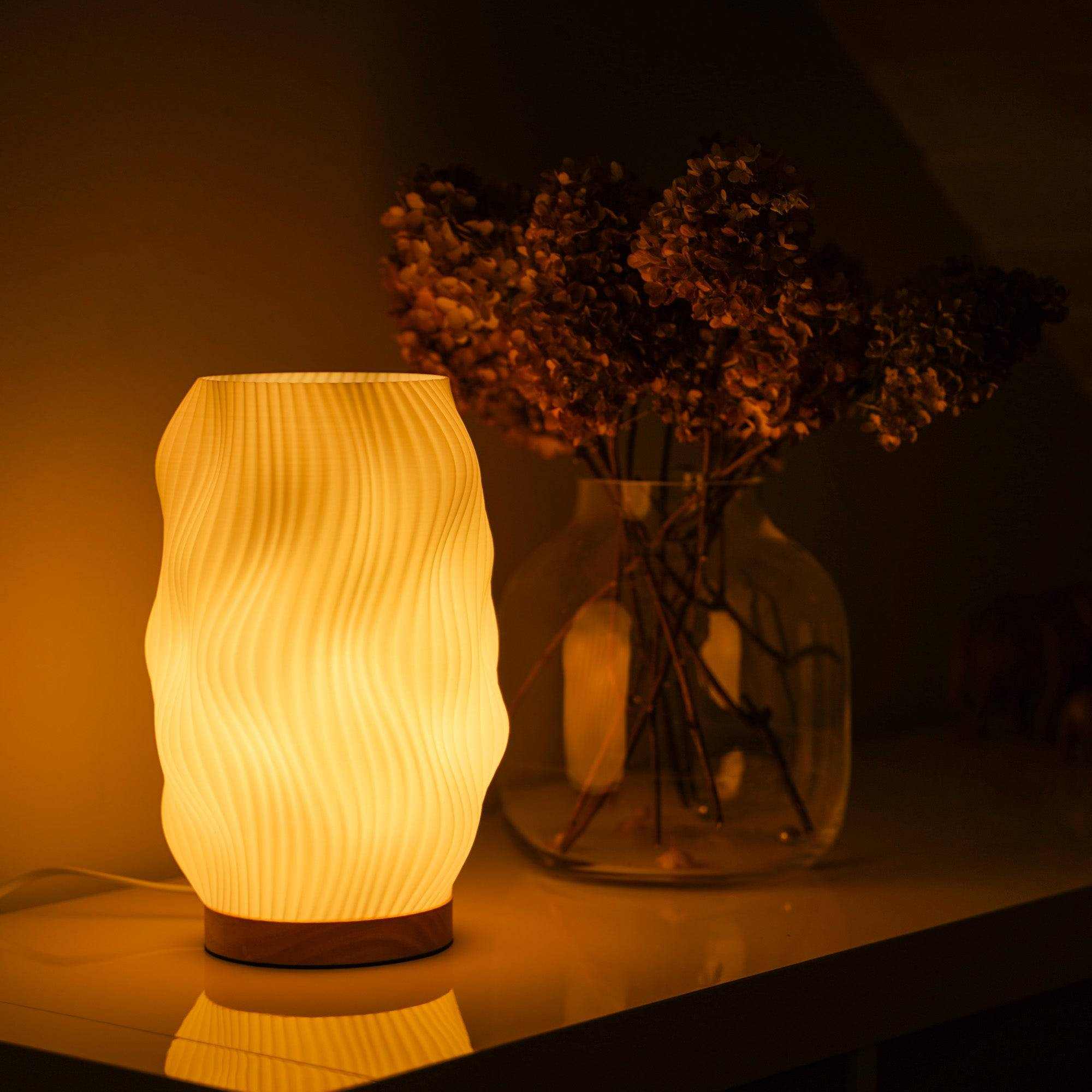 3D-gedruckte Lamellen-Tischlampe Moonou Flow mit dimmbarem warmem Licht und Eichenholzsockel