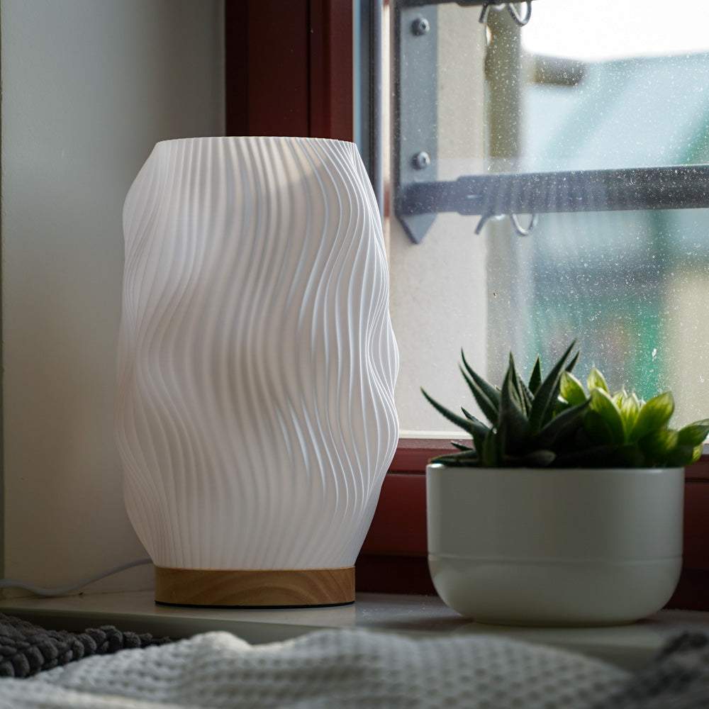 3D-gedruckte Lamellen-Tischlampe Moonou Flow mit dimmbarem Licht und Eichenholzsockel