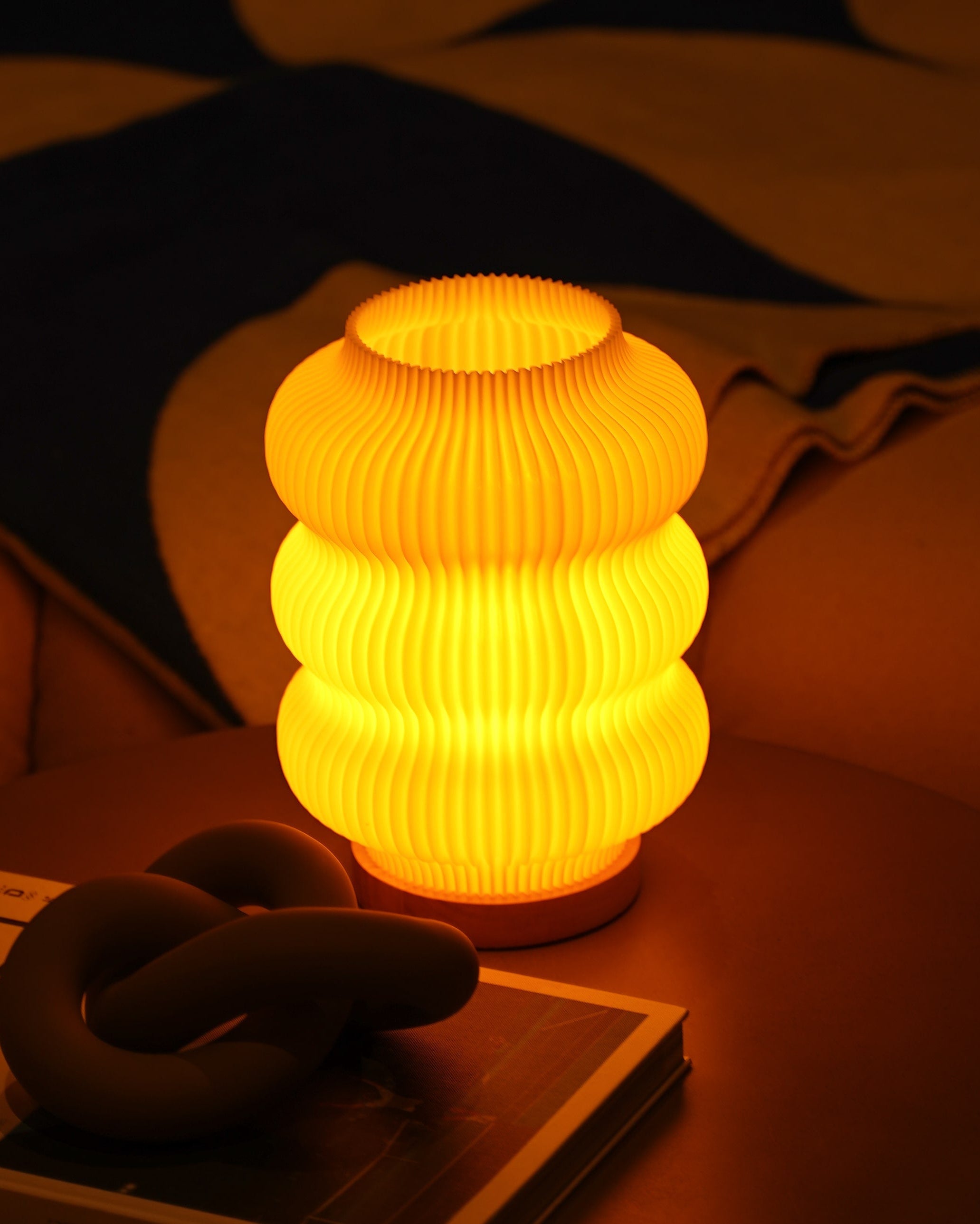 Moonou Luma 3D-gedruckte Tischlampe aus PLA mit Wellenstruktur und Eichenholz-Sockel, warmes Licht im Wohnzimmer