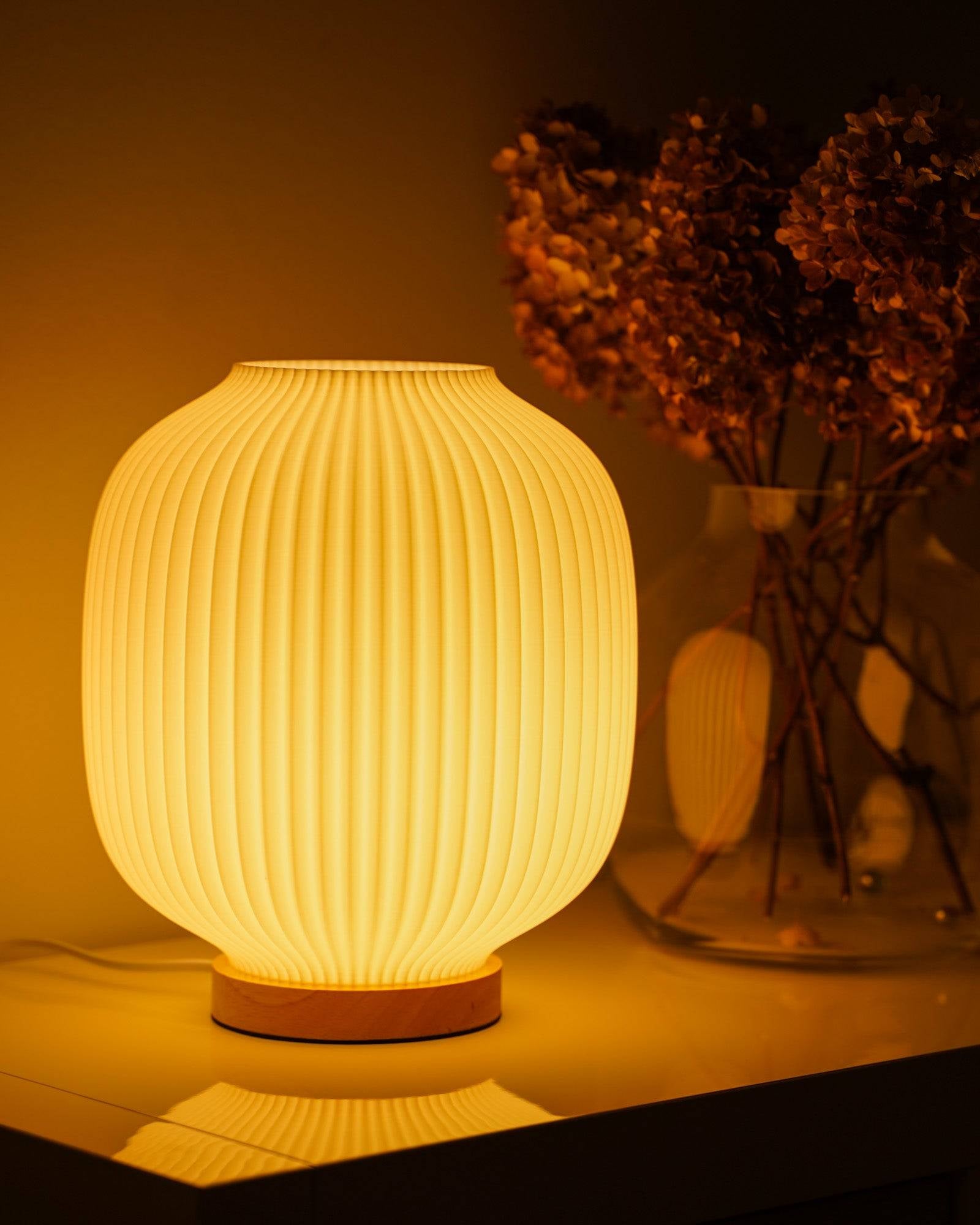Moonou Puro – 3D-gedruckte Lamellen-Tischlampe (E27) mit Eichenholz-Sockel, warmes dimmbares Licht auf Sideboard neben Trockenblumen