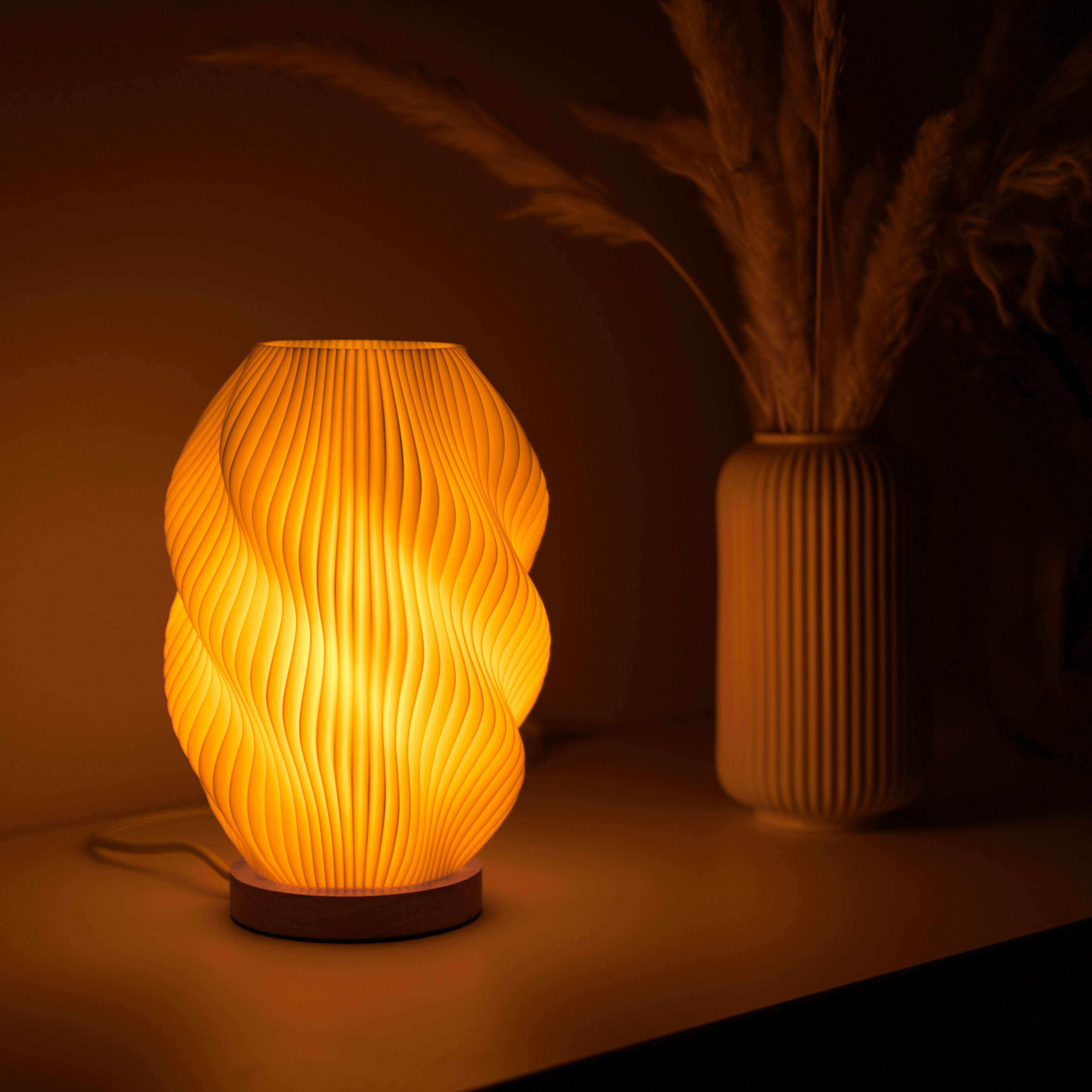 Moonou Twuro – 3D-gedruckte Tischlampe aus recyceltem PLA mit Eichenholz-Sockel (E27), warm dimmbares Licht auf Sideboard neben Vase