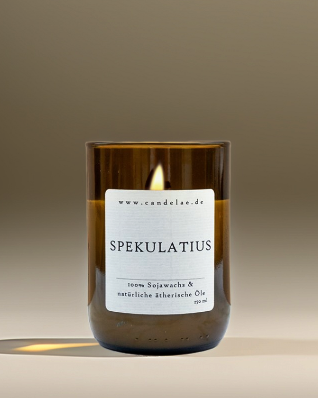Candelae „Spekulatius“ – winterliche Sojawachs-Duftkerze mit natürlichen ätherischen Ölen (Orange, Zitrone, Cassia) im upgecycelten Weinflaschen-Glas, 250 ml.