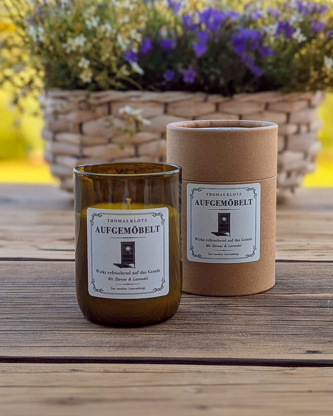 Thomas Klotz Edition „Aufgemöbelt“ von Candelae – Duftkerze aus Sojawachs im upgecycelten Weinflaschen-Glas (250 ml) mit Zitrone & Lavendel, inklusive runder Geschenkverpackung
