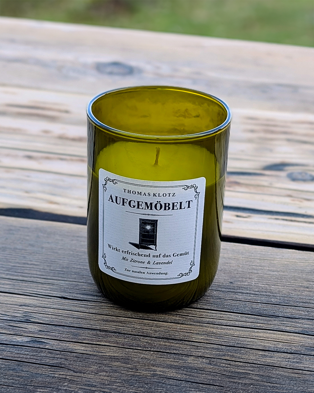 Candelae x Thomas Klotz „Aufgemöbelt“ – Duftkerze aus Sojawachs mit Zitrone & Lavendel im recycelten Weinflaschen-Glas (250 ml), gefertigt in Eich.