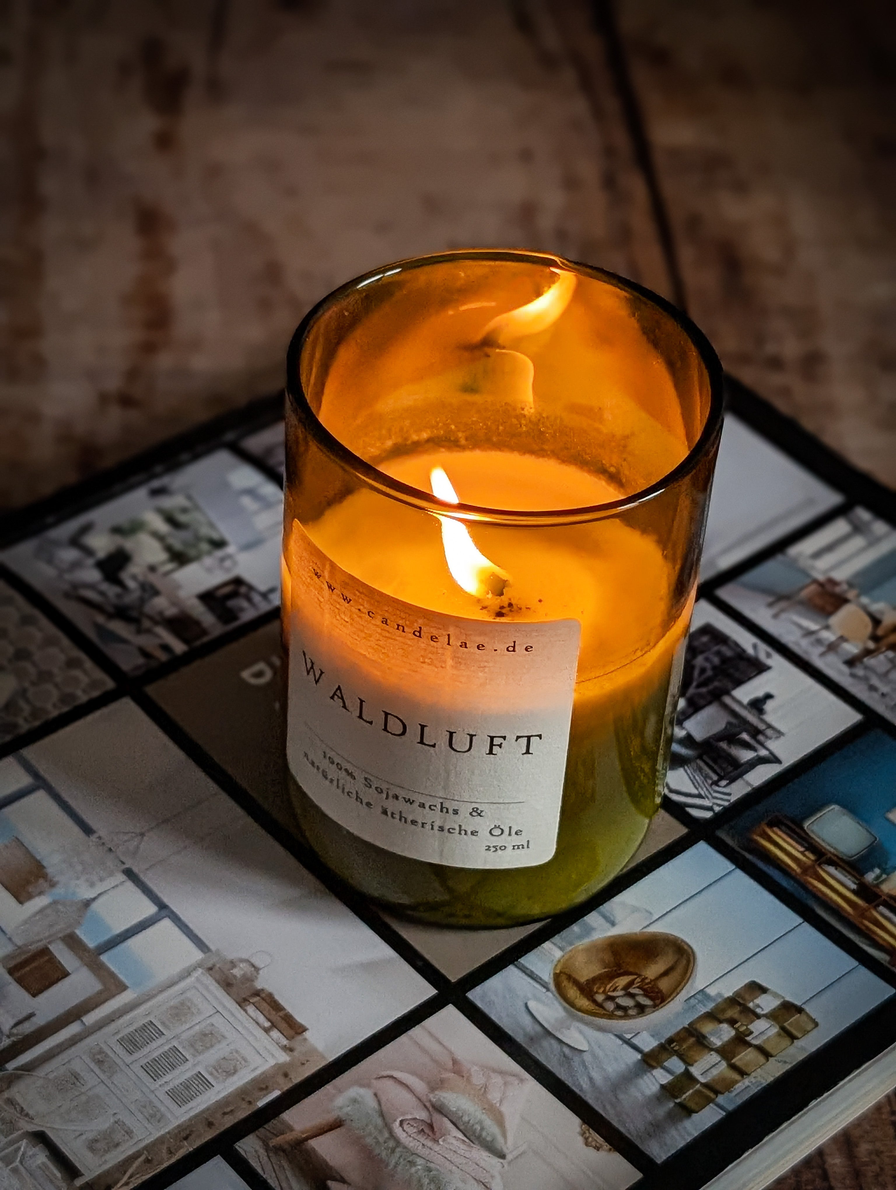 Waldluft Duftkerze aus Sojawachs in recycelter Weinflasche mit frischem Waldduft