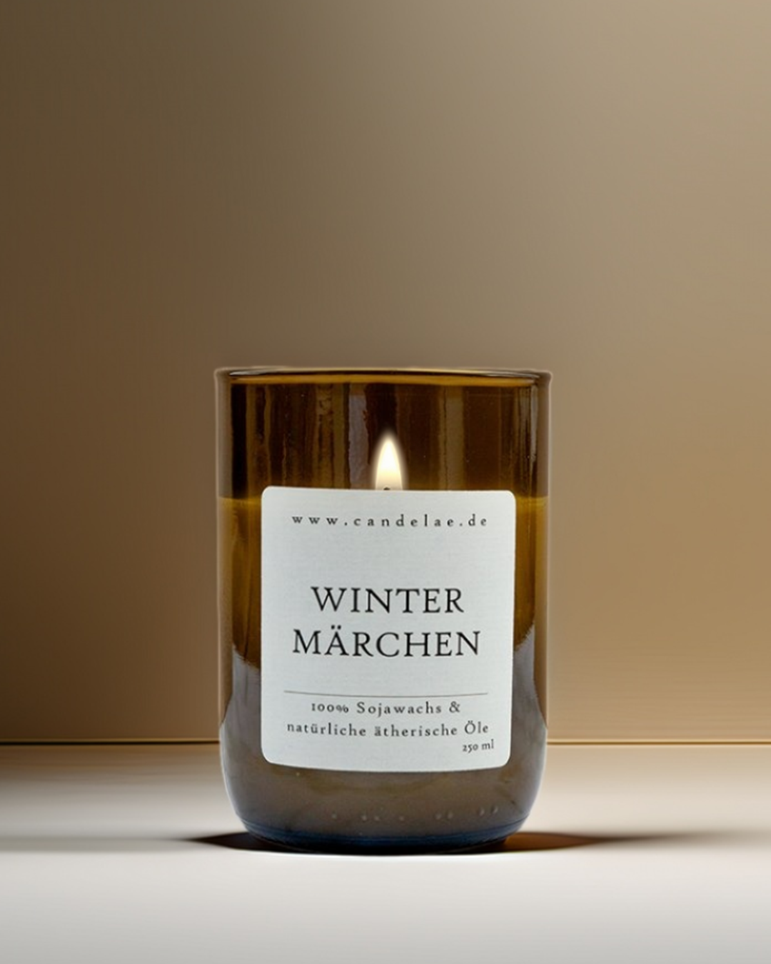 Candelae „Wintermärchen“ – vegane Sojawachs-Duftkerze (250 ml) im recycelten Weinflaschen-Glas, handgegossen mit natürlichen ätherischen Ölen.