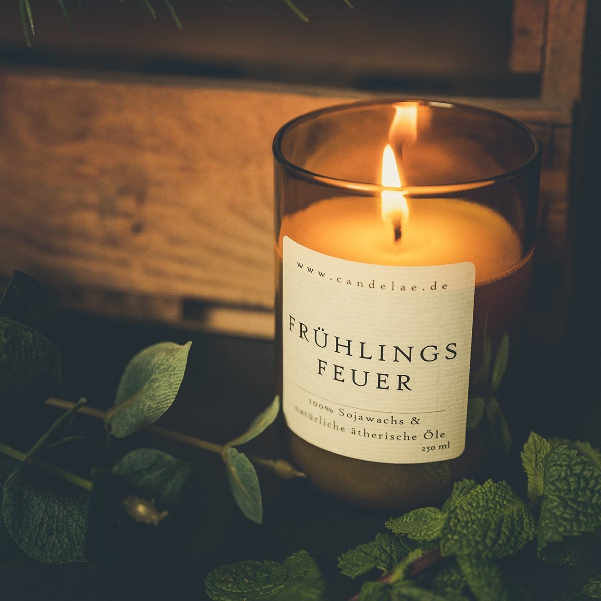 Nachhaltige Duftkerze Frühlingsfeuer aus Sojawachs in recyceltem Glas mit ätherischen Ölen