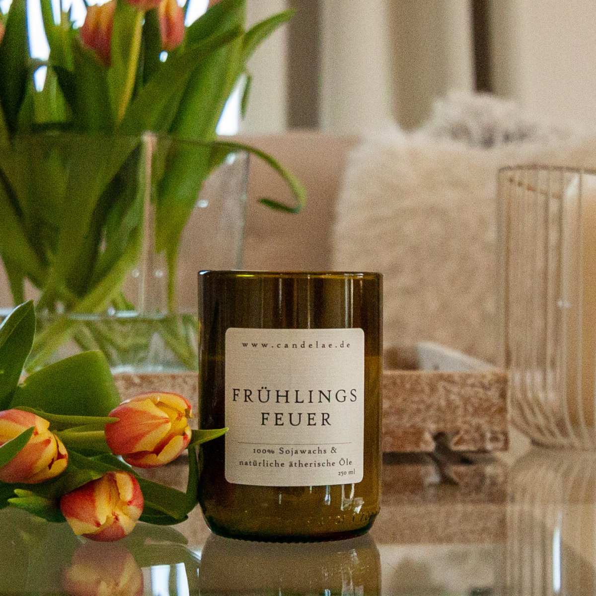 Nachhaltige Duftkerze Frühlingsfeuer aus Sojawachs in recyceltem Glas mit ätherischen Ölen