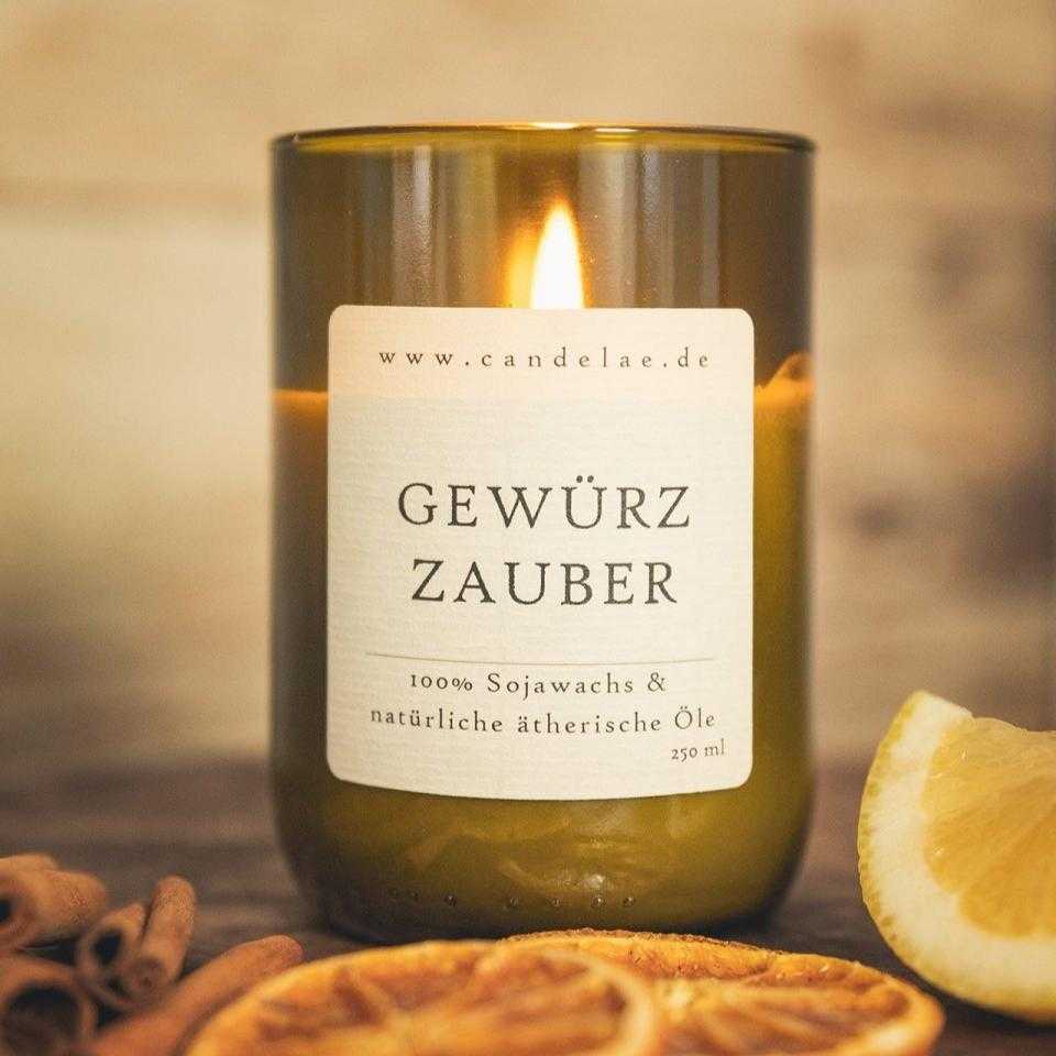 Gewürzzauber Duftkerze aus Sojawachs mit würzigen ätherischen Ölen in recycelter Weinflasche