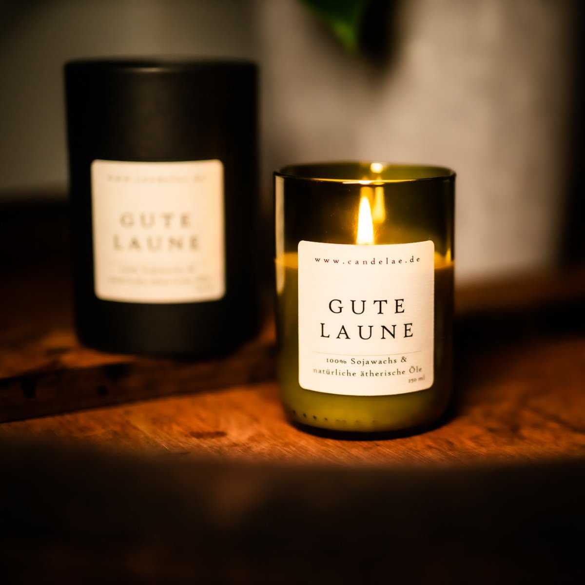 Duftkerze Gute Laune aus Sojawachs mit frischen Zitrusnoten in recyceltem Weinflaschenglas