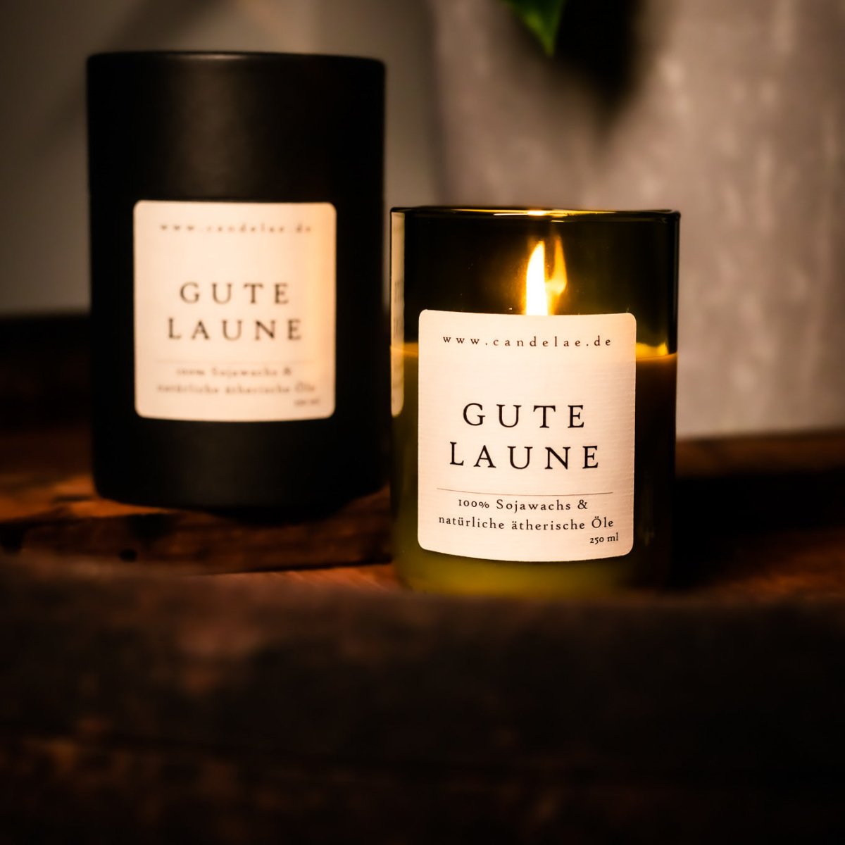 Duftkerze Gute Laune aus 100% Sojawachs mit frischen Zitrusnoten im recycelten Weinflaschenglas