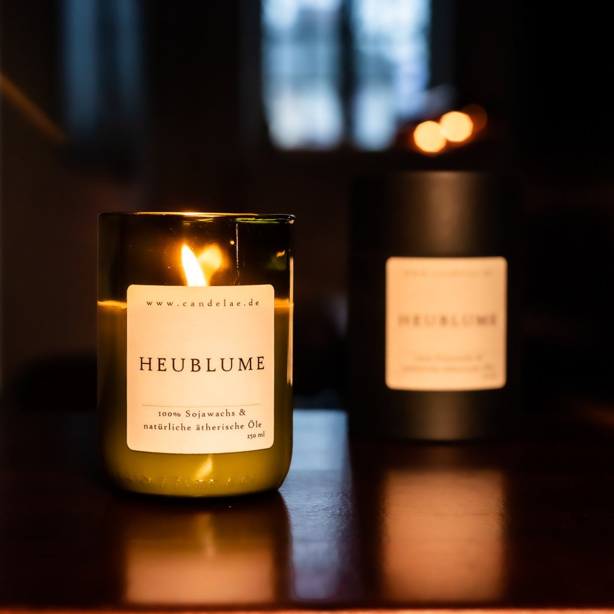 Natürliche Duftkerze Heublume aus Sojawachs, unbedenklich und aus recyceltem Glas, Duftkomposition mit ätherischen Ölen wie Minze, Eukalyptus und Zedernholz für eine entspannende Atmosphäre