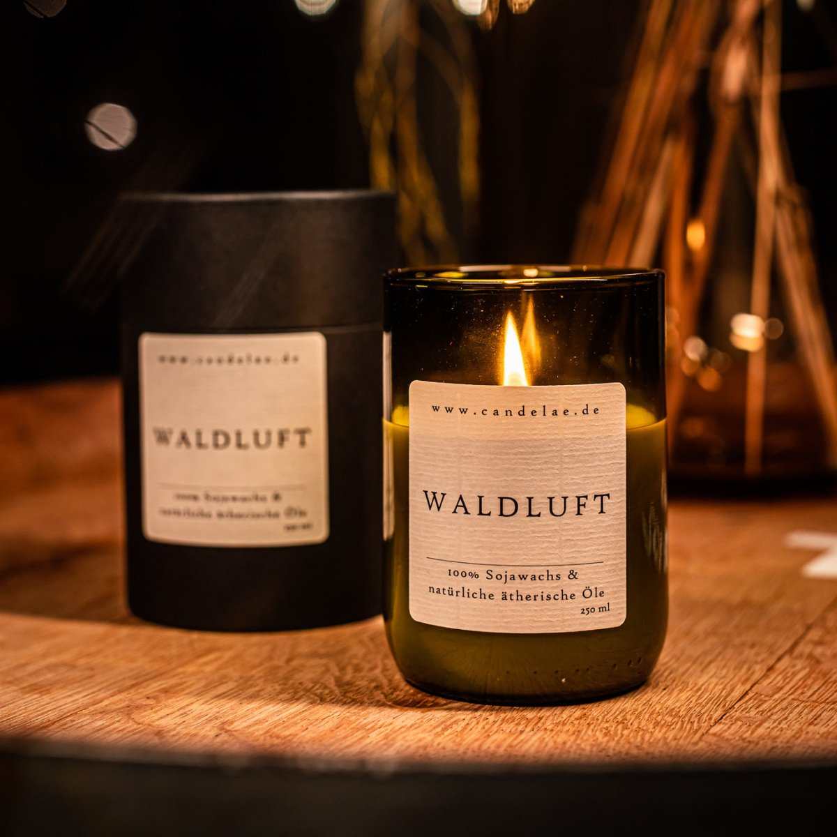 Waldluft Duftkerze aus Sojawachs in recycelter Weinflasche mit frischem Waldduft