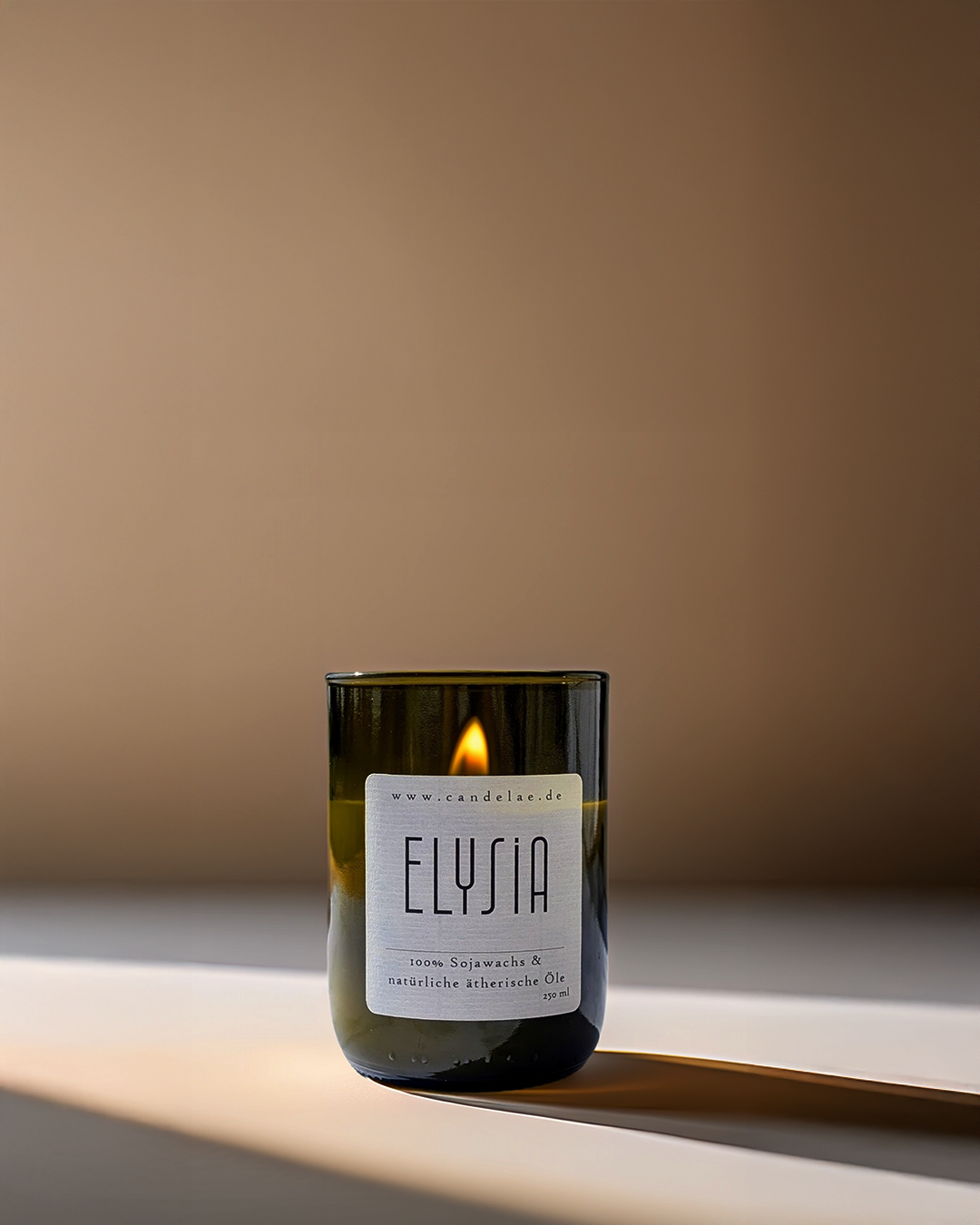 Elysia Duftkerze von Candelae – handgegossen aus nachhaltigem Sojawachs in recycelter Weinflasche, mit natürlichen ätherischen Ölen für Ruhe, Balance und Achtsamkeit