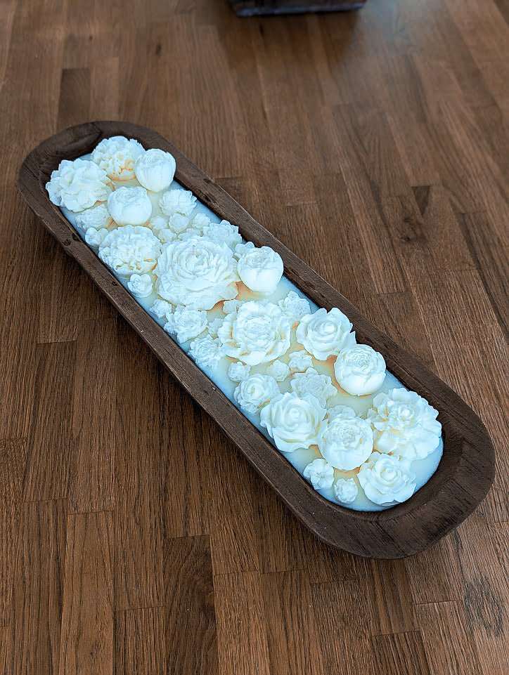 Botanische Kerze in rustikaler Holzschale aus handgefertigtem Sojawachs mit Wachsblüten, 50x15 cm