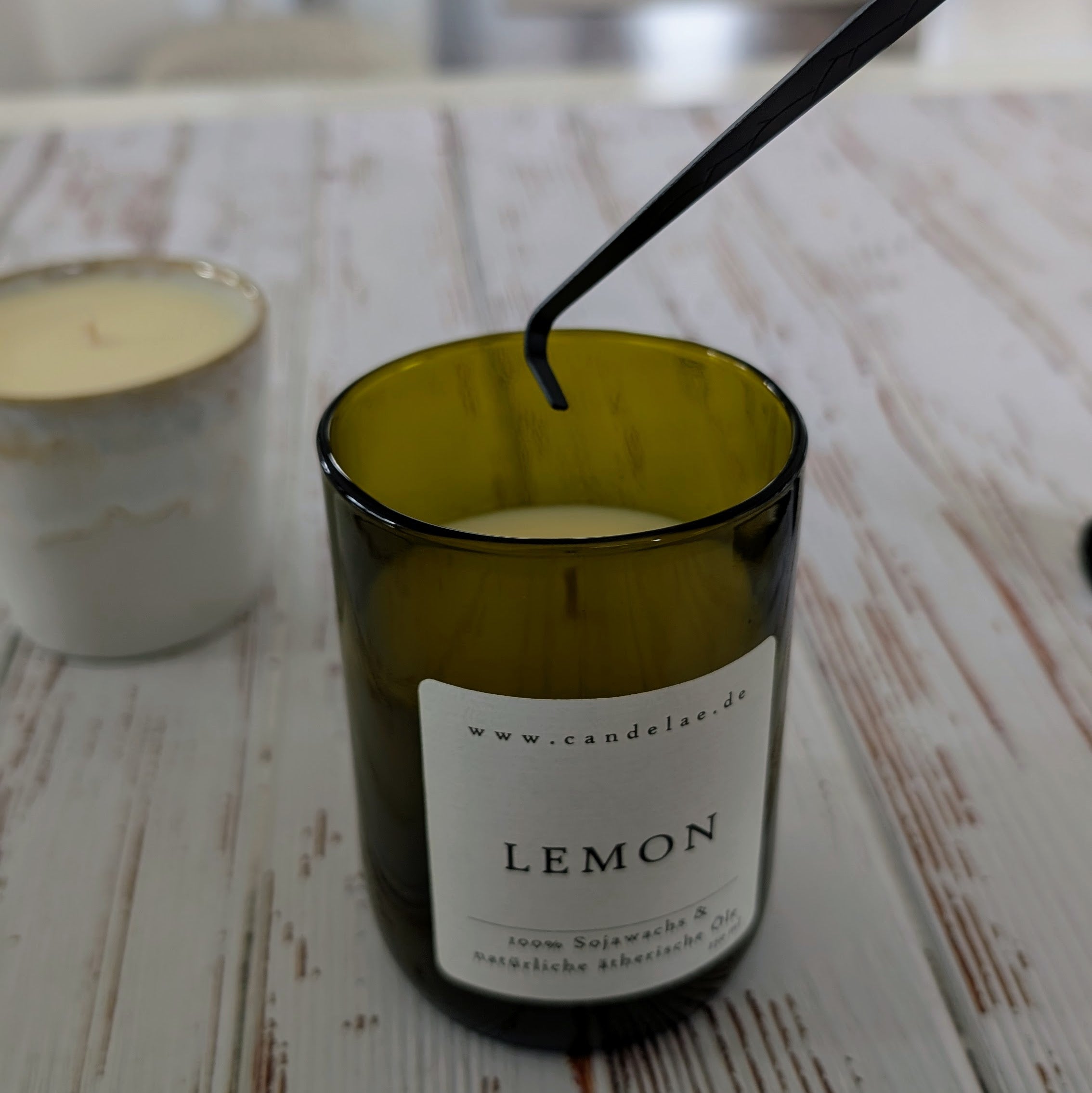 Kerzenpflege mit Dochtheber – Candelae Duftkerze ‚Lemon‘ im recycelten Weinflaschenglas, Docht aufrichten mit Kerzenpflege-Set Schwarz