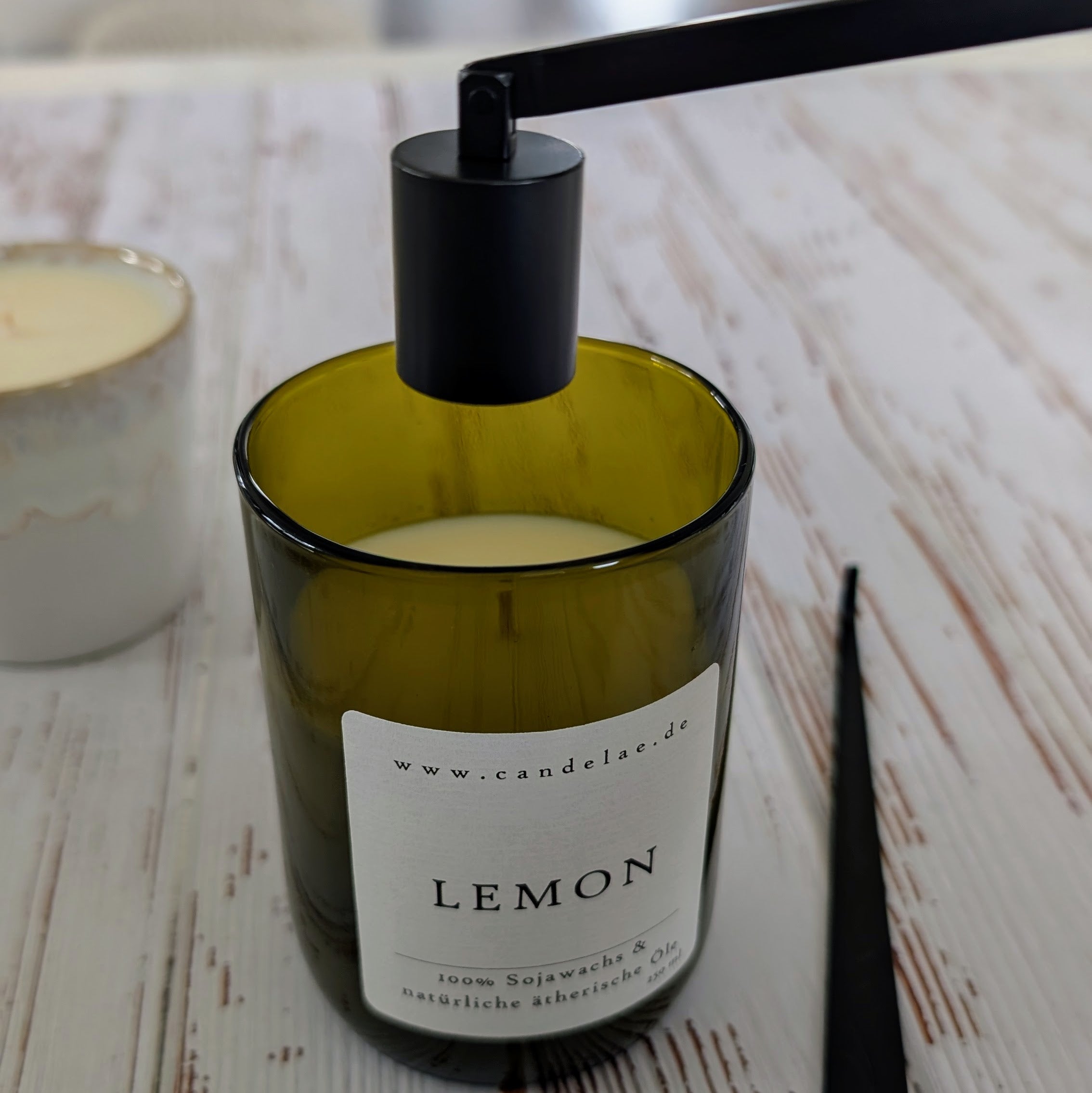 Kerzenpflege mit Kerzenlöscher – Candelae Duftkerze ‚Lemon‘ im recycelten Weinflaschenglas, Flamme sicher löschen mit Kerzenpflege-Set Schwarz
