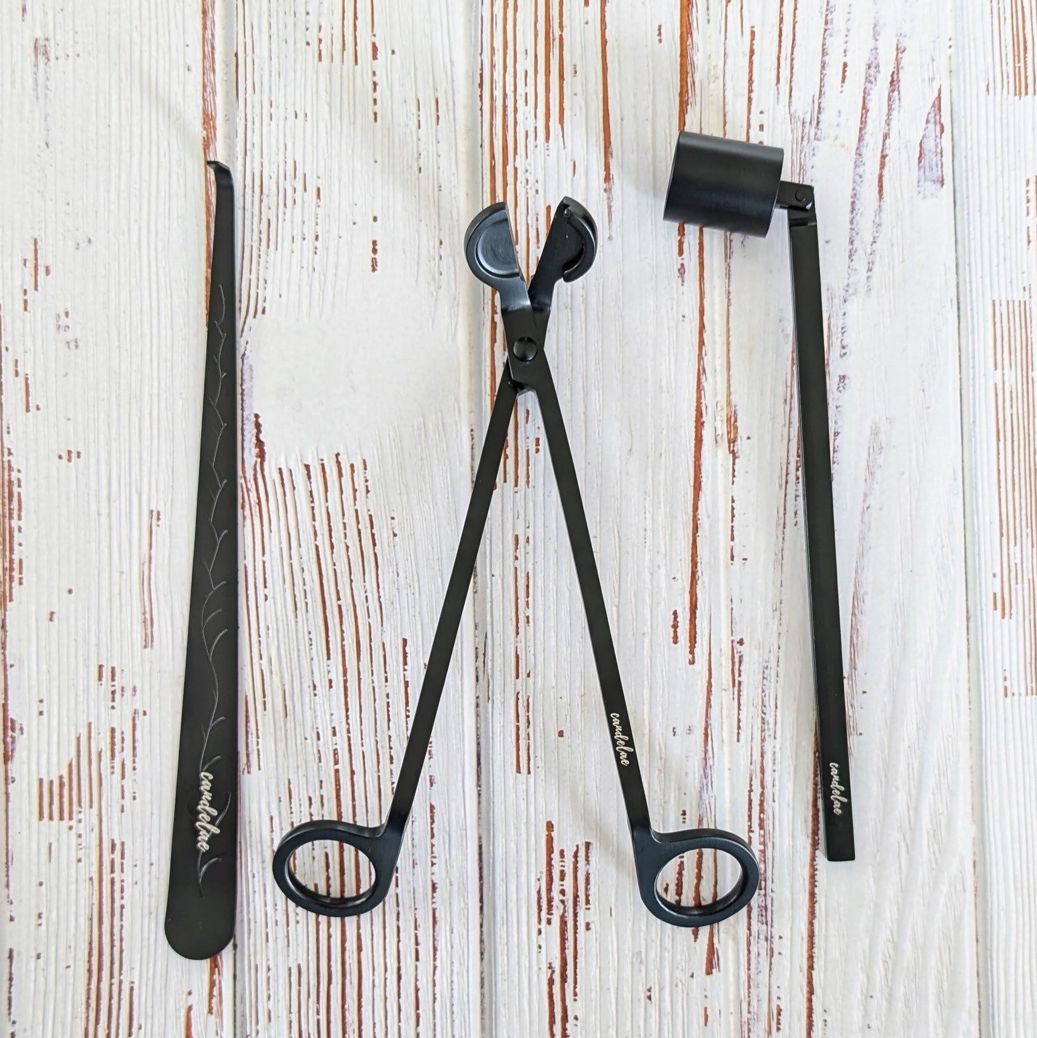 Kerzenpflege-Set in Schwarz von Candelae – Dochtschere, Kerzenlöscher & Dochtheber aus Edelstahl auf Holztisch