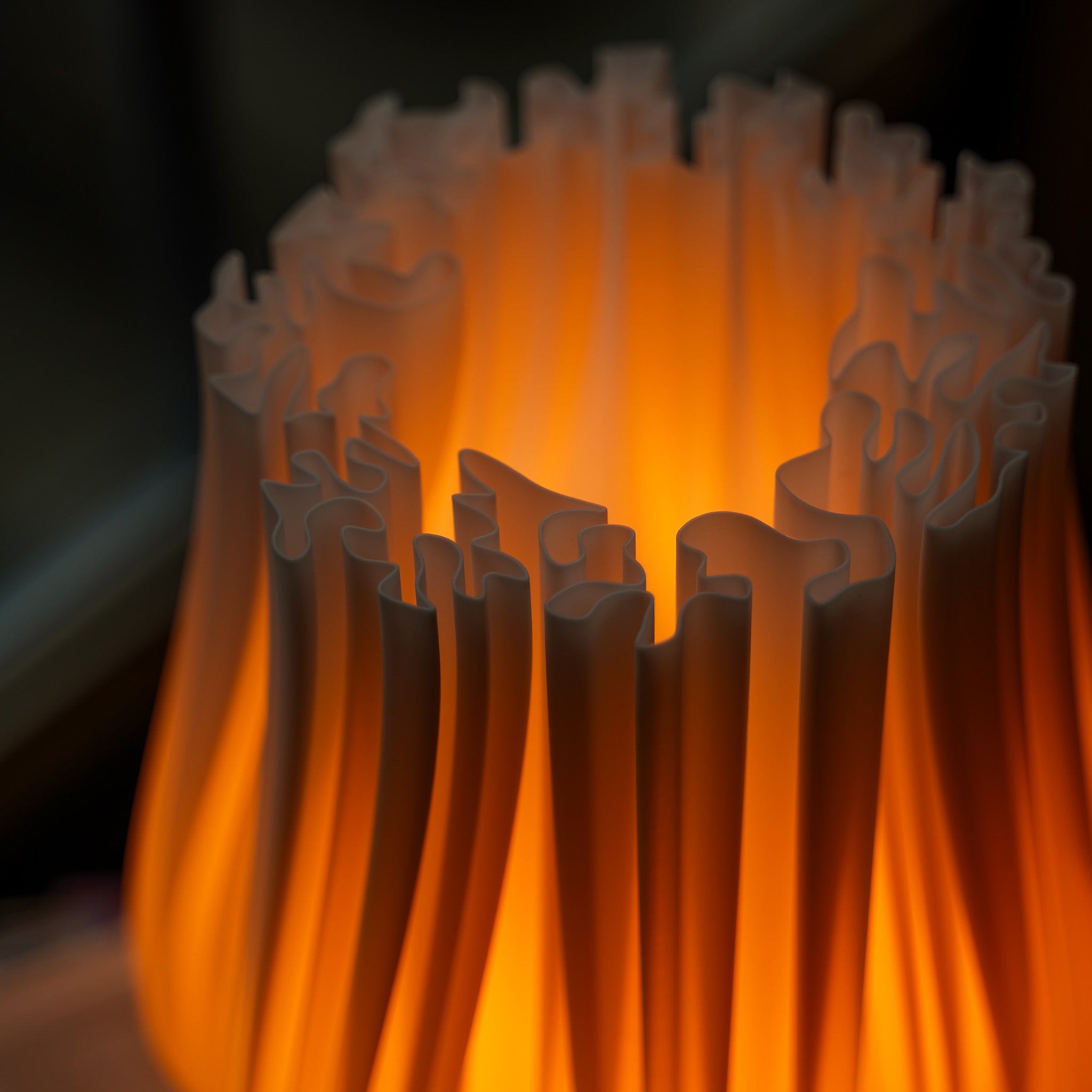 Detail: obere Kante des 3D-gedruckten PLA-Lampenschirms der Moonou ‚Cora‘ mit vertikaler Faltenstruktur, warmweißes 2100 K Licht.